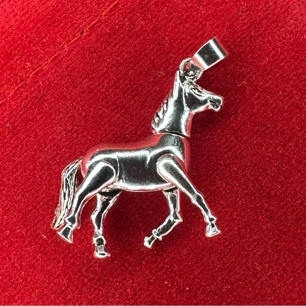 Silver horse moving legs tail head